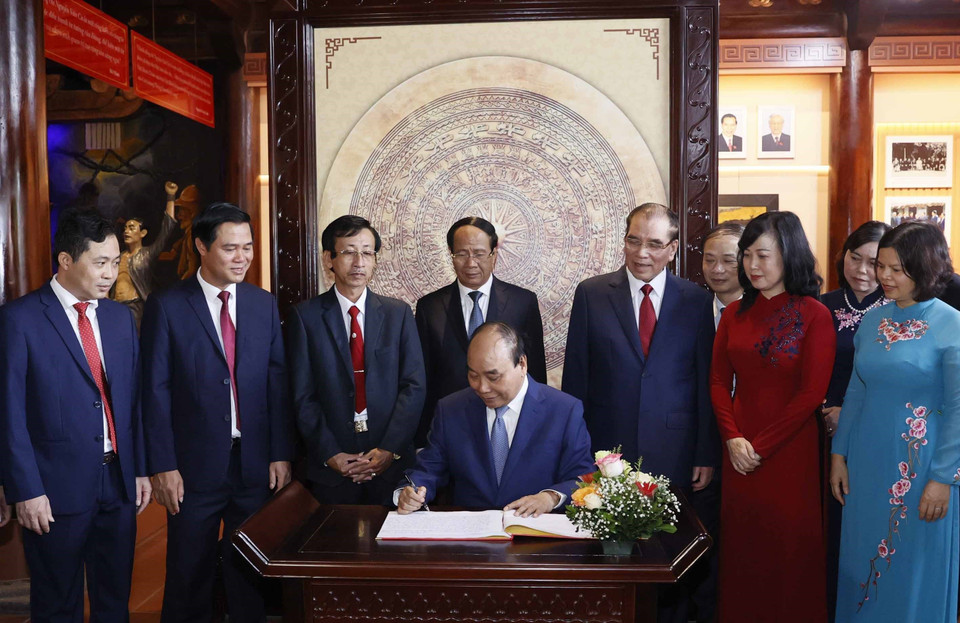 Chủ tịch nước Nguyễn Xuân Phúc ghi lưu bút tại Khu lưu niệm Tổng Bí thư Nguyễn Văn Cừ. (Ảnh: Thống Nhất/TTXVN)
