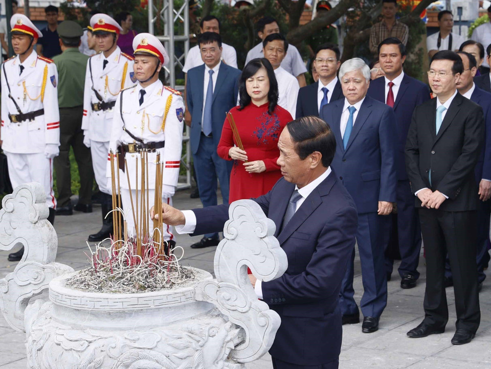 Phó Thủ tướng Lê Văn Thành dâng hương tại Khu di tích lưu niệm Tổng Bí thư Nguyễn Văn Cừ, phường Phù Khê, thành phố Từ Sơn, tỉnh Bắc Ninh. (Ảnh: Thống Nhất/TTXVN)