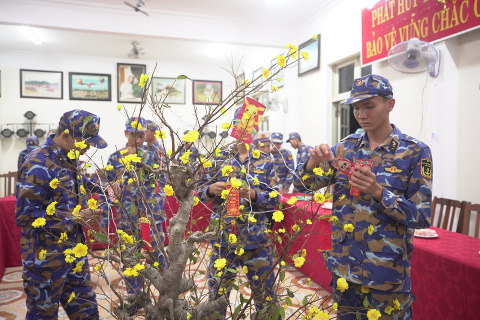 Các chiến sỹ trên đảo Song Tử Tây sáng tạo, khéo léo trang trí cây mai vàng từ hoa giấy. (Ảnh: Ngọc Đức/TTXVN)