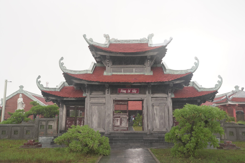 Chùa Song Tử Tây - chốn tâm linh trên đảo. (Ảnh: Ngọc Đức/TTXVN)