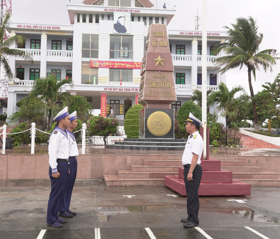 Cột mốc chủ quyền biển đảo trên đảo Song Tử Tây. (Ảnh: Ngọc Đức/TTXVN)
