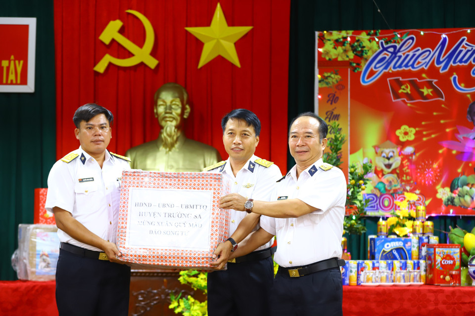 Thượng tá Phạm Văn Thọ, Phó Chính ủy Lữ đoàn 146 trao quà Tết cho cán bộ, chiến sỹ đảo Song Tử Tây. (Ảnh: Ngọc Đức/TTXVN)