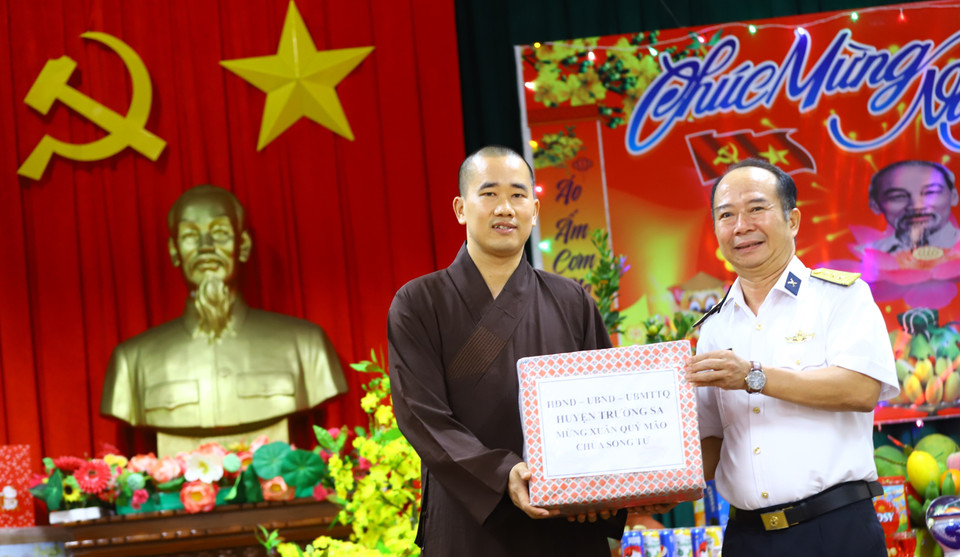 Trao quà cho đại diện chùa Song Tử Tây. (Ảnh: Ngọc Đức/TTXVN)