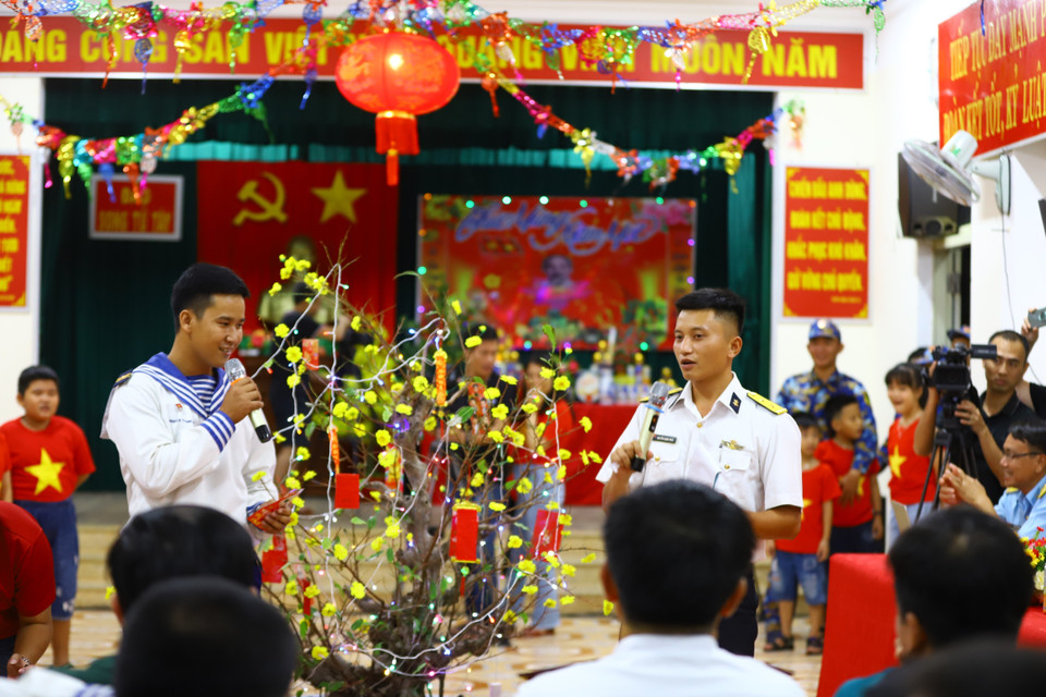 Chiến sỹ trên đảo Song Tử Tây giao lưu với đoàn công tác trong chương trình “Chào Năm mới 2023”. (Ảnh: Ngọc Đức/TTXVN)