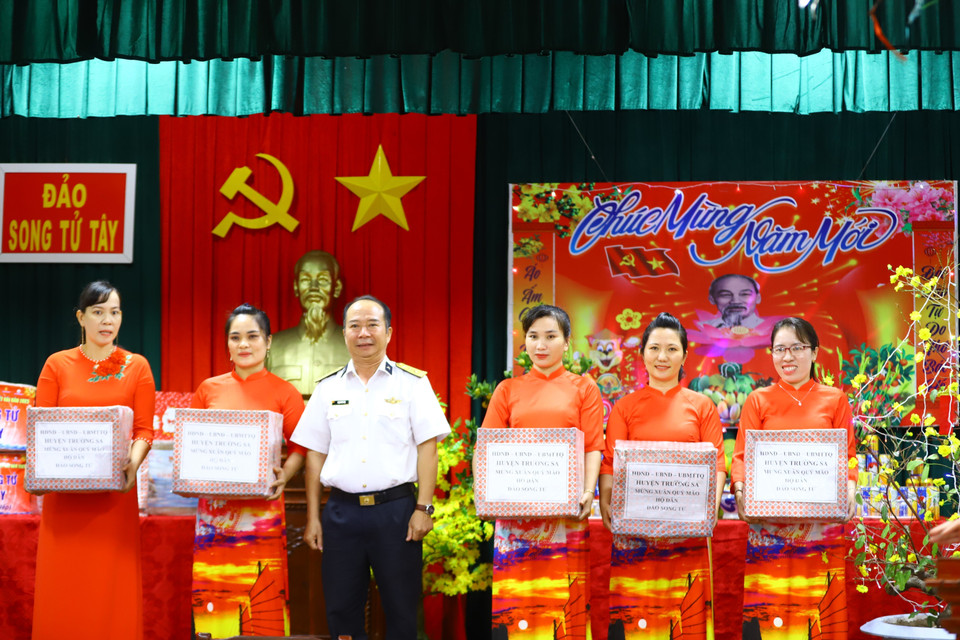 Trao quà cho đại diện nhân dân xã Song Tử Tây. (Ảnh: Ngọc Đức/TTXVN)