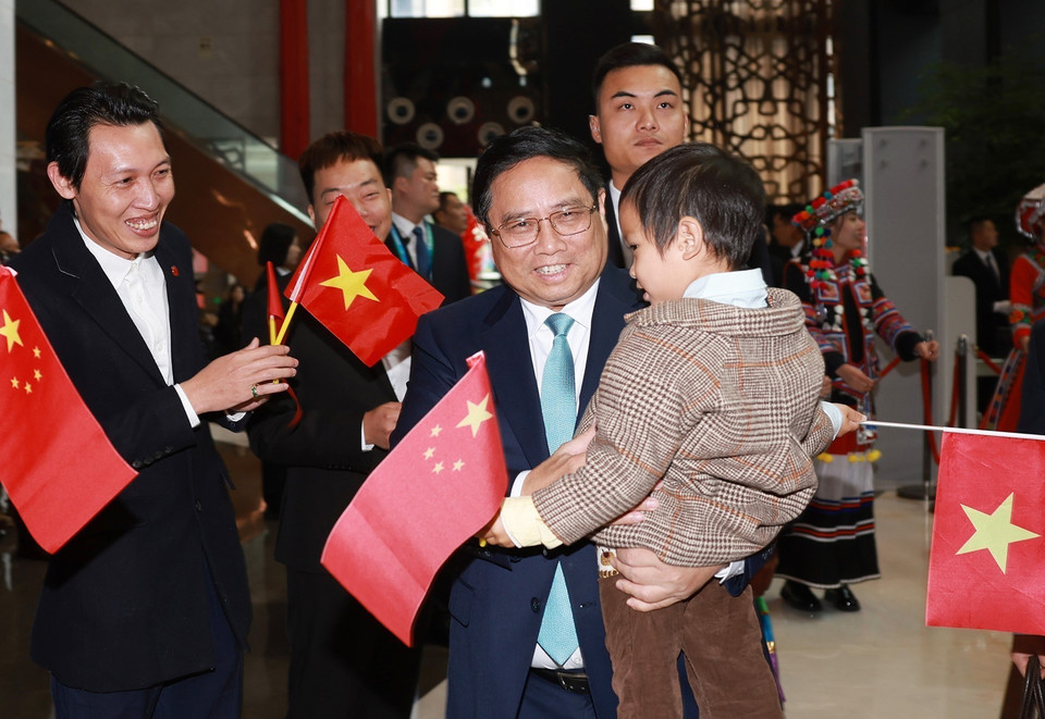 Cán bộ cơ quan đại diện Việt Nam tại Trung Quốc và cộng đồng người Việt Nam tại Vân Nam đón Thủ tướng Phạm Minh Chính. (Ảnh: Dương Giang/TTXVN)