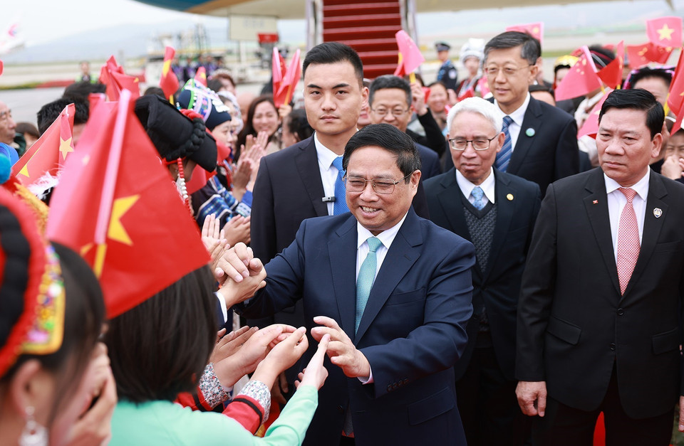 Lễ đón Thủ tướng Phạm Minh Chính đến Côn Minh, tỉnh Vân Nam bắt đầu chuyến tham dự Hội nghị Thượng đỉnh Hợp tác tiểu vùng Mekong mở rộng (GMS) lần thứ 8. (Ảnh: Dương Giang/TTXVN)