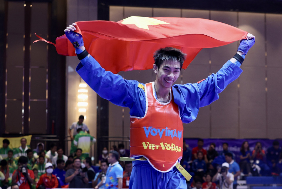 Tiếp nối thành công của Karate, Nguyễn Thanh Liêm của Đội tuyển Vovinam cũng đã thắng áp đảo 9-1 trước Emmanuel Dailay Cantores (Philippines) ở chung kết đối kháng hạng 60kg nam để giành HCV. (Ảnh: Hoàng Linh/TTXVN)