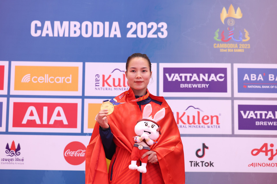 Ngay sau đó, Đinh Thị Hương cũng đã giành huy chương Vàng Kumite hạng 68kg nữ. (Ảnh: Minh Quyết/TTXVN)