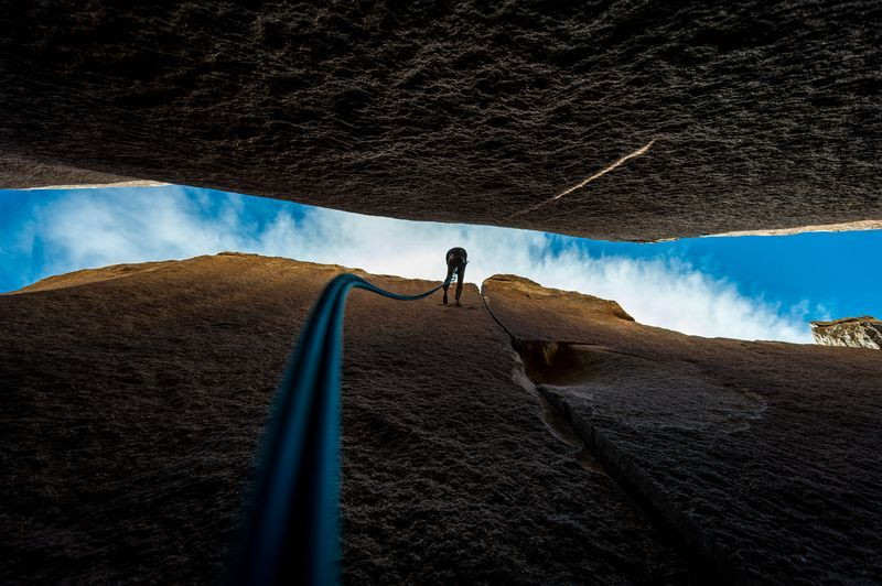 Nhảy xuống. (Nguồn: NatGeo) Một nhà leo núi đu người xuống sau khi chinh phục một vách núi ở Vườn Quốc gia Joshua Tree, California, Mỹ
