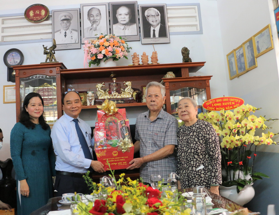 Chủ tịch nước Nguyễn Xuân Phúc trao quà Tết cho gia đình chính sách trên địa bàn phường Mỹ Xuyên, thành phố Long Xuyên, tỉnh An Giang. (Ảnh: Công Mạo/TTXVN)