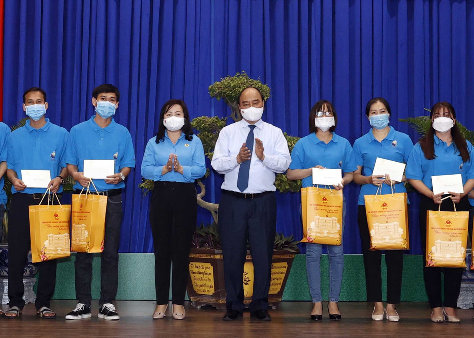 Chủ tịch nước Nguyễn Xuân Phúc tặng quà Tết cho công nhân, người lao động tỉnh An Giang. (Ảnh: TTXVN)