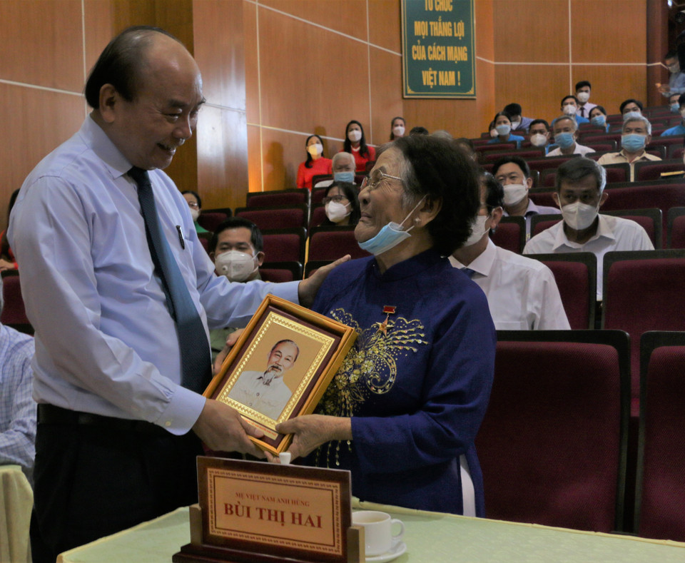 Chủ tịch nước Nguyễn Xuân Phúc trao quà Tết cho mẹ Việt Nam Anh hùng Bùi Thị Hai. (Ảnh: Công Mạo/TTXVN)