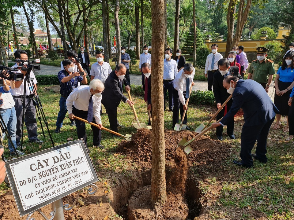 Chủ tịch nước Nguyễn Xuân Phúc và đoàn công tác trồng cây lưu niệm trong khuyên viên Khu lưu niệm Chủ tịch Tôn Đức Thắng ở Mỹ Hòa Hưng, Thành phố Long Xuyên. (Ảnh: Công Mạo/TTXVN)