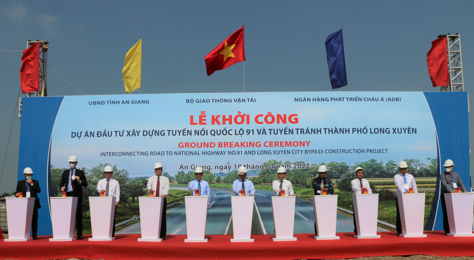 Chủ tịch nước Nguyễn Xuân Phúc và các đại biểu thực hiện nghi thức phát lệnh khởi công Dự án đầu tư xây dựng tuyến nối Quốc lộ 91 và tuyến tránh thành phố Long Xuyên. (Ảnh: Công Mạo/TTXVN)