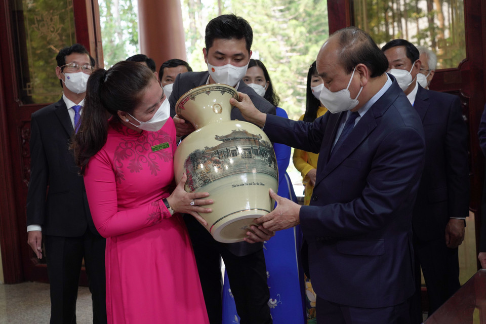 Chủ tịch nước Nguyễn Xuân Phúc tặng quà cho Ban Quản lý Khu lưu niệm Chủ tịch Tôn Đức Thắng ở Mỹ Hòa Hưng, Thành phố Long Xuyên. (Ảnh: Công Mạo/TTXVN)