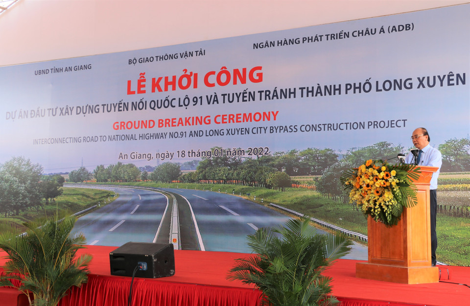 Chủ tịch nước Nguyễn Xuân Phúc phát biểu tại lễ khởi công dự án đầu tư xây dựng tuyến nối Quốc lộ 91 và tuyến tránh thành phố Long Xuyên. (Ảnh: Công Mạo/TTXVN)