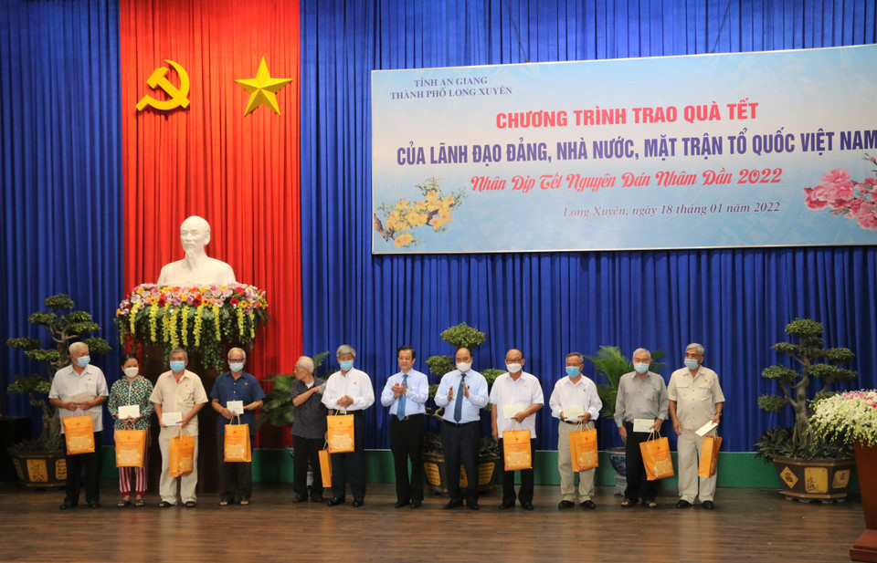 Chủ tịch nước Nguyễn Xuân Phúc trao quà Tết cho gia đình chính sách trên địa bàn thành phố Long Xuyên, tỉnh An Giang. (Ảnh: Công Mạo/TTXVN)