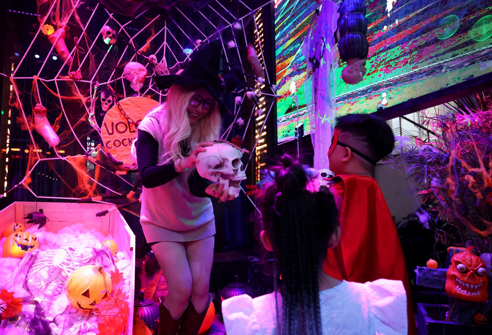 Không gian ma quỷ với nhiều hình ảnh kinh dị để thu hút khách.àng. (Ảnh: Hồng Đạt/TTXVN)