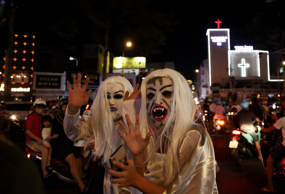 Du khách dễ bắt gặp những hình ảnh ma quái trong đêm Halloween ở Phố Tây Bùi Viện. (Ảnh: Hồng Đạt/TTXVN)
