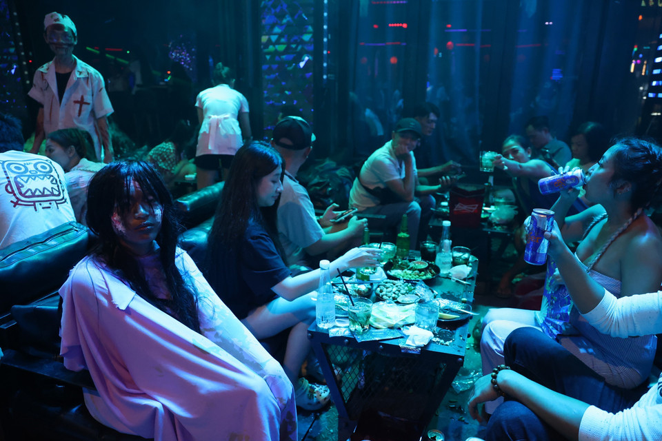 Nhân viên phục vụ hóa thân thành một “con ma” ngồi trong bàn tiệc của khách. (Ảnh: Hồng Đạt/TTXVN)