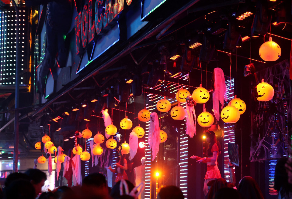 Đèn lồng bằng bí ngô là hình ảnh đặc trưng trong đêm được trang trí nhiều trước các quán bar, cửa hàng dọc dãy phố Tây Bùi Viện. (Ảnh: Hồng Đạt/TTXVN)