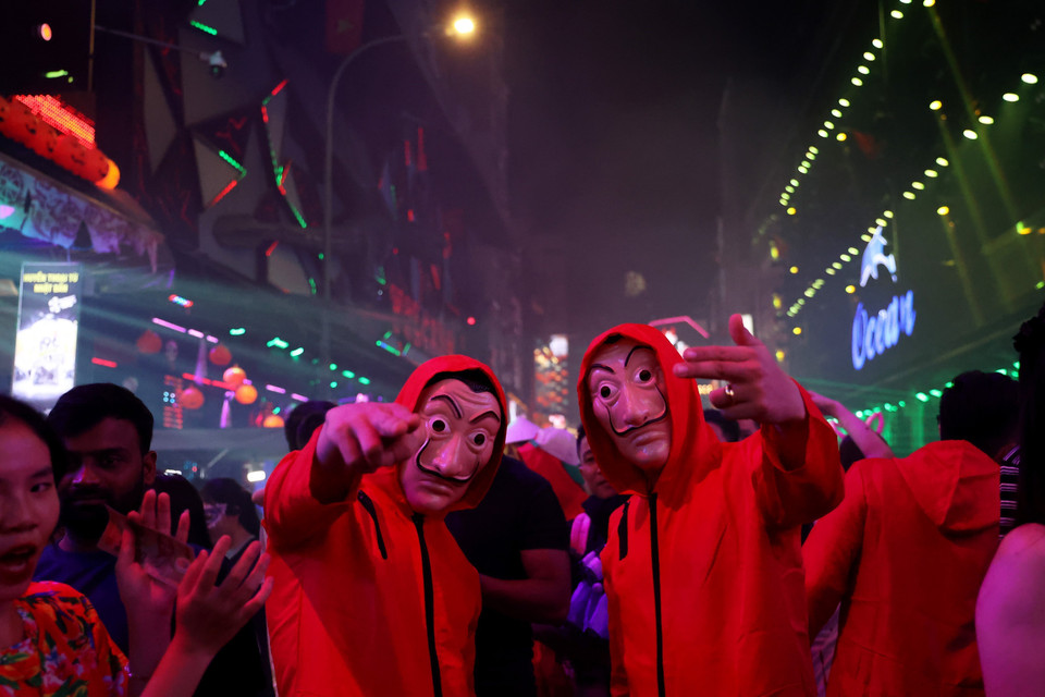 Nhân vật ma quái xuất hiện nhiều trong đêm Halloween ở Phố Tây Bùi Viện. (Ảnh: Hồng Đạt/TTXVN)