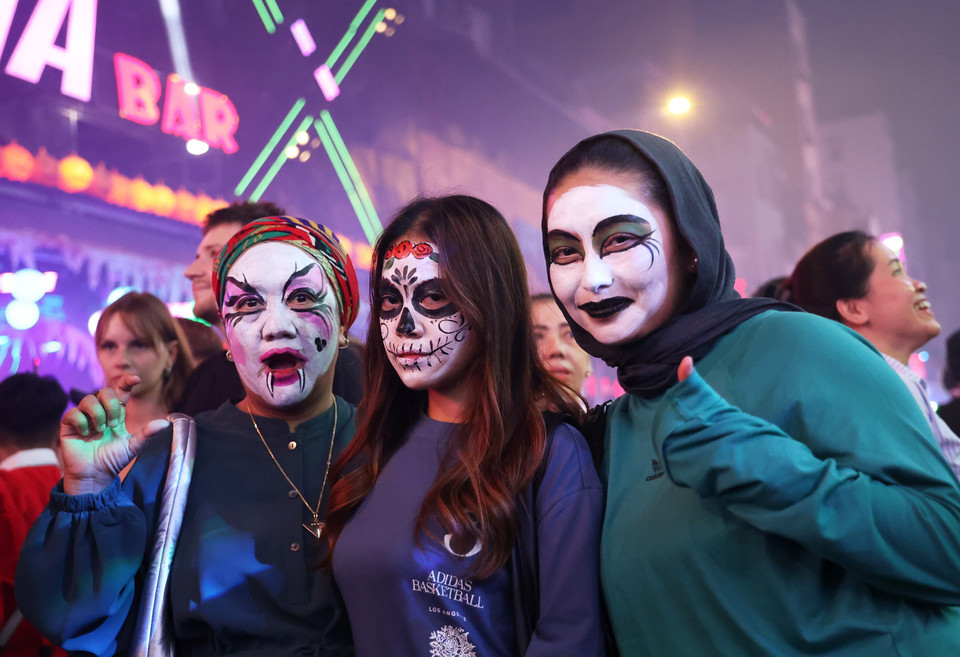 Du khách quốc tế hóa trang trong đêm Halloween 31/10/2024 ở Phố Tây Bùi Viện. (Ảnh: Hồng Đạt/TTXVN)