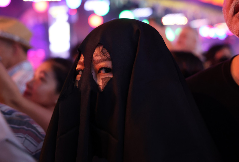 Ánh mắt “ma quái” trong đêm Halloween. (Ảnh: Hồng Đạt/TTXVN)