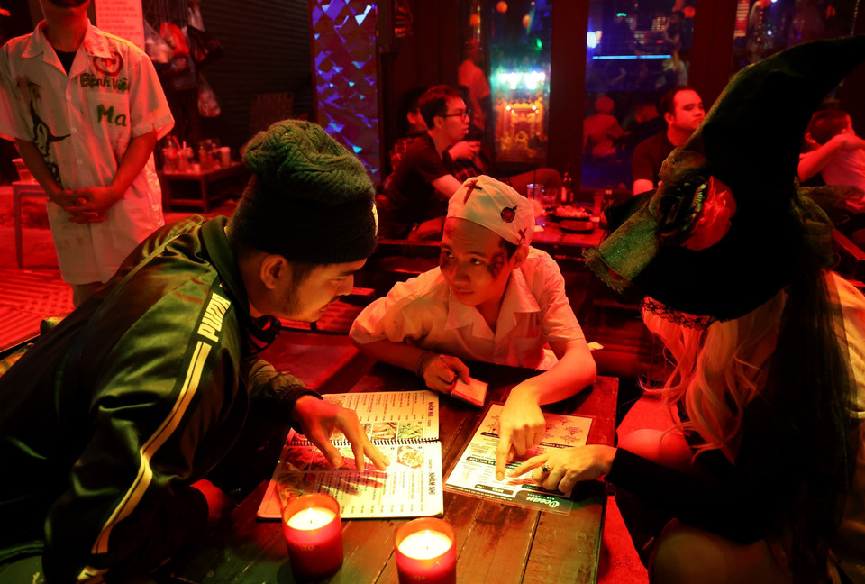 Khách gọi món trong không gian ma quái của quán bar được bài trí như một “bệnh viện ma”. (Ảnh: Hồng Đạt/TTXVN)