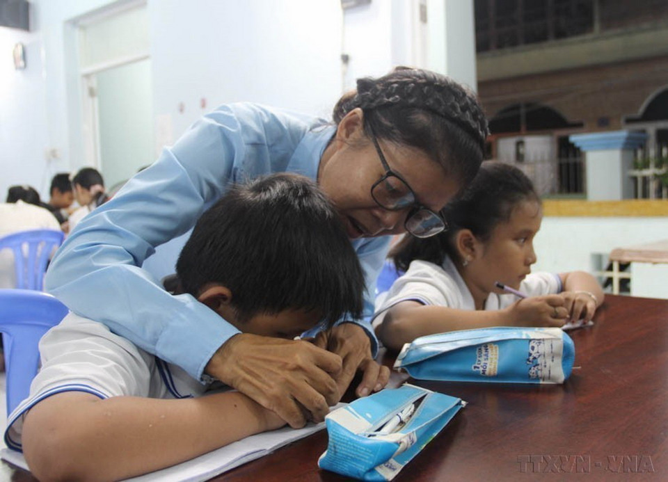 Cô Nguyễn Thị Đức (59 tuổi) được người dân phường Vĩnh Phước, thành phố Nha Trang (Khánh Hòa) biết đến với biệt danh “cô giáo dạy tình thương”. Lớp tình thương của cô dạy xóa mù chữ cho các em học sinh có hoàn cảnh khó khăn, cũng như các em khuyết tật không đến trường. (Ảnh: Phan Sáu/TTXVN)