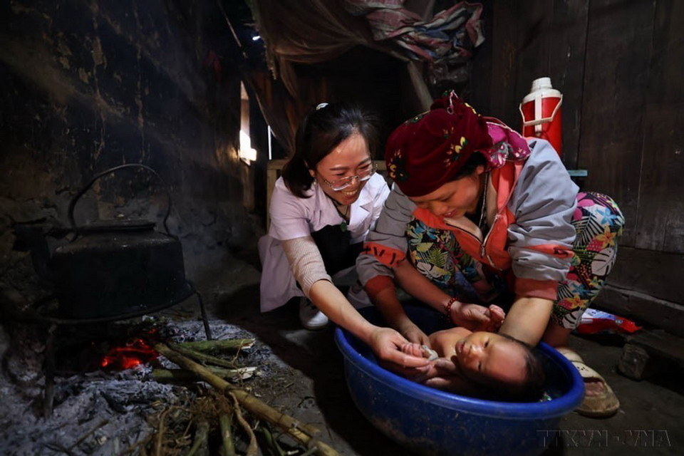 Suốt 9 năm qua, đảng viên trẻ, bác sỹ Mai Thị Hiền (dân tộc Tày, quê ở huyện Bắc Quang), phụ trách trạm Y tế xã Hố Quáng Phìn, huyện Đồng Văn (Hà Giang) không quản ngại mọi khó khăn và trở thành chỗ dựa tin cậy của đồng bào dân tộc địa phương, coi chị như người con ưu tú của bản làng. (Ảnh: Minh Đức/TTXVN)