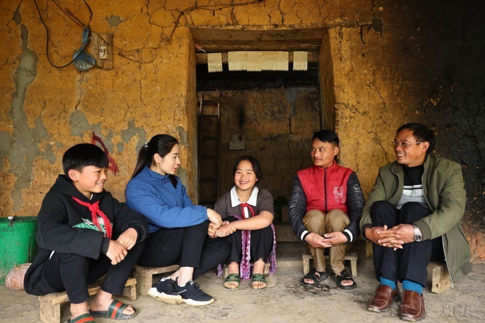 Khi được phân công đến xã vùng cao biên giới của tỉnh Hà Giang công tác, cô giáo Vũ Thị Lê, tổng phụ trách đội trường PTDT bán trú THCS Pà Vầy Sủ (áo xanh) đã sẵn sàng nhận nhiệm vụ, không ngại khó khăn để mang con chữ đến với học sinh. (Ảnh: Minh Đức/TTXVN)