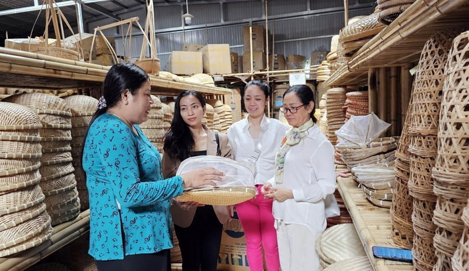 Chị Trương Thị Bạch Thủy (áo xanh), người thành lập HTX Mây tre đan Thủy Tuyết tại xã Phú Tân (Châu Thành, Sóc Trăng), là Nghệ nhân cấp Quốc gia về ngành nghề mây tre đan. Năm 2023, chị Thủy đoạt giải đặc biệt Cuộc thi ý tưởng phụ nữ khởi nghiệp phát huy tài năng bản địa do Trung ương Hội LHPN Việt Nam tổ chức. (Ảnh: Trung Hiếu/TTXVN)