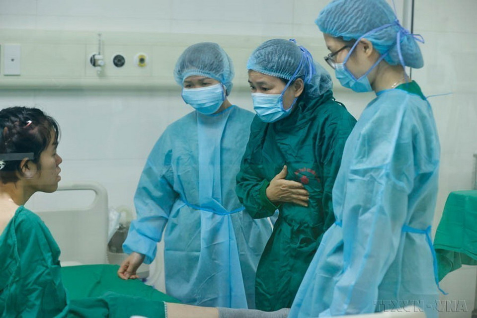 Tiến sỹ-bác sỹ Nguyễn Thị Bích Ngọc (giữa), Trưởng Khoa Hô hấp, Phó Giám đốc Trung tâm Ghép phổi, Bệnh viện Phổi Trung ương, tấm gương sáng về y đức, luôn sẵn sàng hết lòng vì người bệnh. (Ảnh: Minh Quyết/ TTXVN)