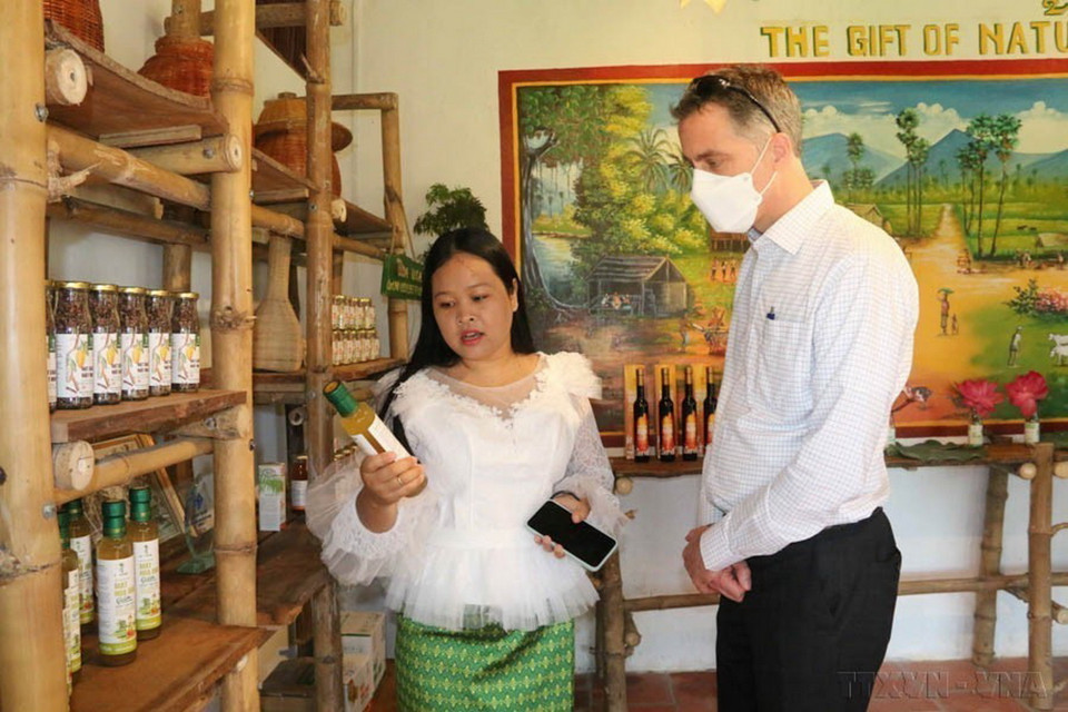 Chị Thạch Thị Chal Thi (người Khmer) giới thiệu sản phẩm mật hoa dừa với Đại diện nhà tài trợ Canada. Sản phẩm của chị đã có mặt tại hơn 30 tỉnh, thành trong nước và xuất khẩu sang thị trường Nhật Bản, Hà Lan. (Ảnh: Thanh Hòa/TTXVN)