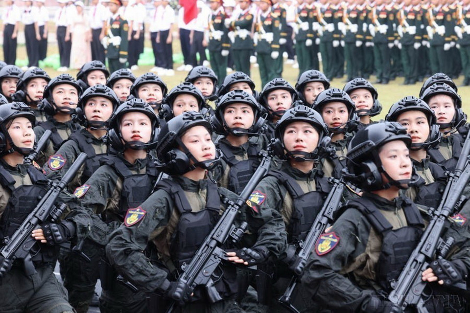 Nữ chiến sỹ Cảnh sát đặc nhiệm tham gia diễu binh tại Lễ kỷ niệm 70 năm Chiến thắng lịch sử Điện Biên Phủ (7/5/1954 - 7/5/2024). (Ảnh: Lâm Khánh/TTXVN)