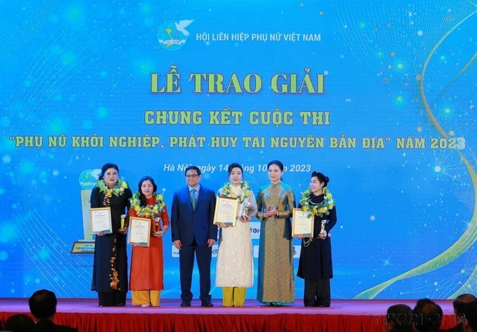 Thủ tướng Phạm Minh Chính và các tác giả đạt giải Đặc biệt, giải Nhất cuộc thi "Phụ nữ khởi nghiệp, phát huy tài nguyên bản địa" năm 2023. (Ảnh: Phương Hoa/TTXVN)