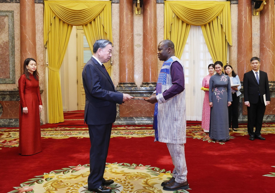 Tổng Bí thư, Chủ tịch nước Tô Lâm nhận Quốc thư từ Đại sứ Cộng hoà nhân dân Burkina Faso tại Việt Nam Daouda Bitie. (Ảnh: Lâm Khánh/TTXVN)