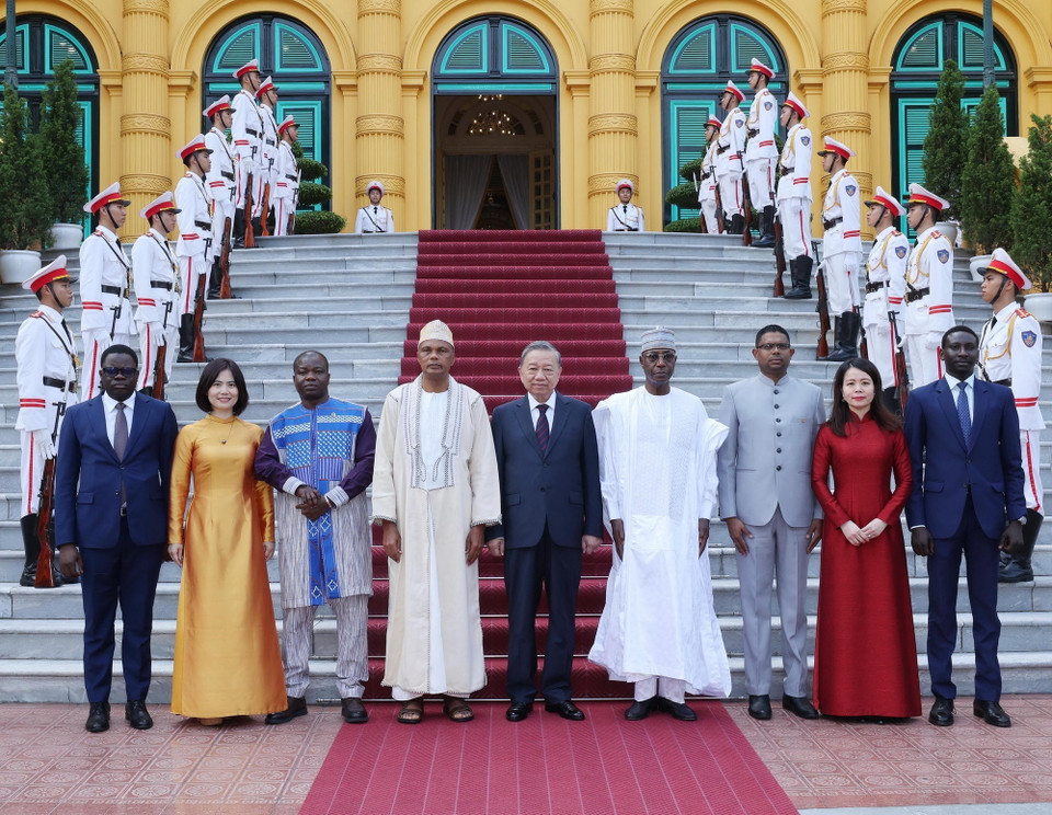 Tổng Bí thư, Chủ tịch nước Tô Lâm với các Đại sứ đến trình Quốc thư. (Ảnh: Lâm Khánh/TTXVN)