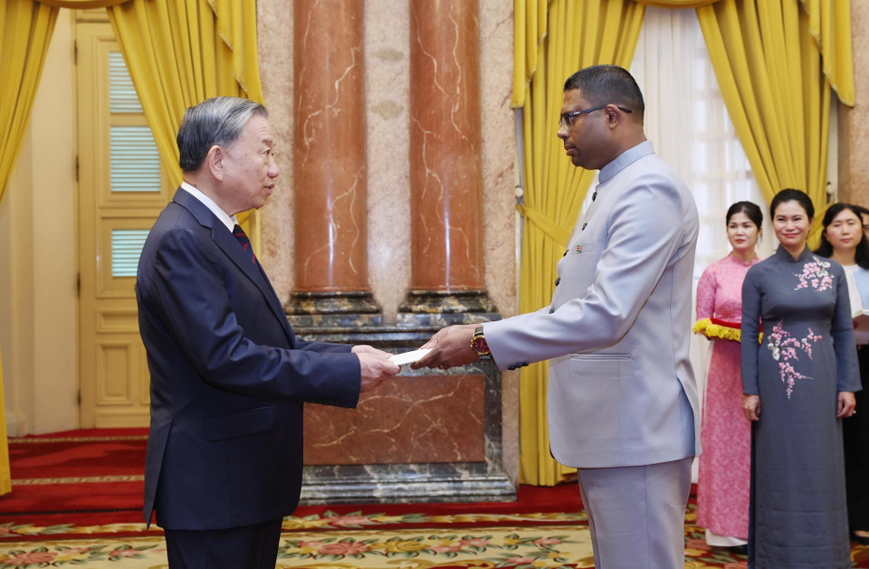 Tổng Bí thư, Chủ tịch nước Tô Lâm với Đại sứ Cộng hoà Suriname tại Việt Nam Arunkoemar Hardien. (Ảnh: Lâm Khánh/TTXVN)