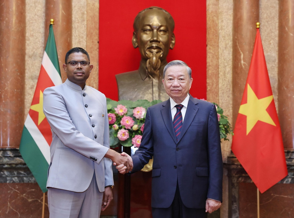 Tổng Bí thư, Chủ tịch nước Tô Lâm với Đại sứ Cộng hoà Suriname tại Việt Nam Arunkoemar Hardien. (Ảnh: Lâm Khánh/TTXVN)