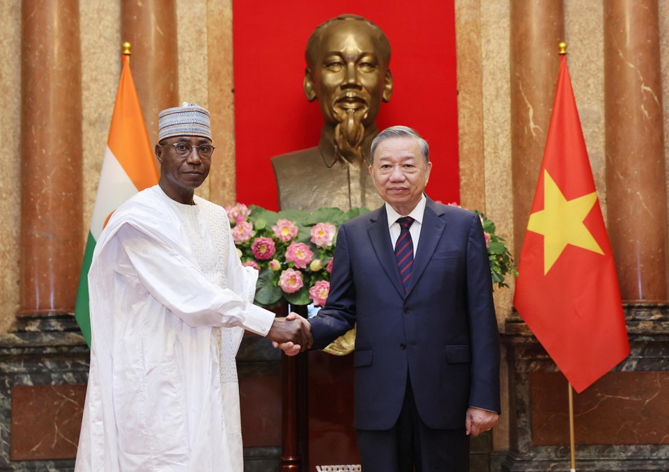 Tổng Bí thư, Chủ tịch nước Tô Lâm với Đại sứ Cộng hòa Niger tại Việt Nam Garba Seyni. (Ảnh: Lâm Khánh/TTXVN)
