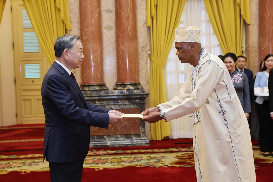 Tổng Bí thư, Chủ tịch nước Tô Lâm nhận Quốc thư từ Đại sứ Cộng hòa Hồi giáo Liên bang Comoros tại Việt Nam Maoulana Charif. (Ảnh: Lâm Khánh/TTXVN)