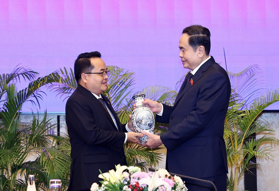 Chủ tịch Quốc hội Trần Thanh Mẫn tặng quà lưu niệm cho Chủ tịch Kiểm toán Nhà nước Lào Viengthavisone Thephachanh. (Ảnh: Thống Nhất/TTXVN)