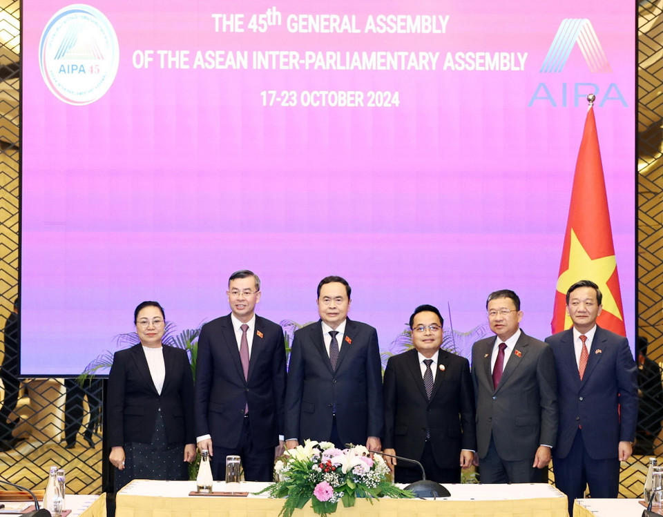 Chủ tịch Quốc hội Trần Thanh Mẫn và Chủ tịch Kiểm toán Nhà nước Lào Viengthavisone Thephachanh cùng các đại biểu chụp ảnh chung. (Ảnh: Thống Nhất/TTXVN)