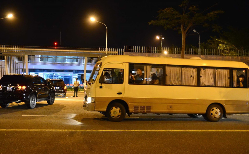 Xe chở 20 hành khách Hàn Quốc đến Sân bay Quốc tế Đà Nẵng. (Ảnh: Văn Dũng/TTXVN)