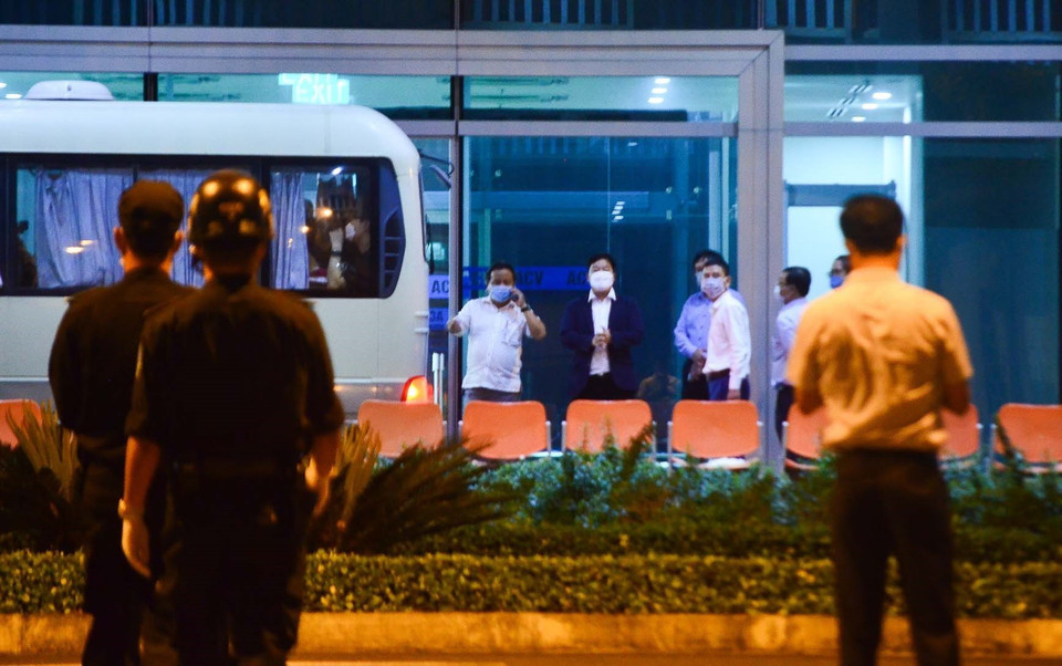 Lực lượng an ninh, cán bộ y tế được tăng cường ở Sân bay Quốc tế Đà Nẵng để làm các thủ tục và kiểm tra sức khỏe cho các hành khách Hàn Quốc. (Ảnh: Văn Dũng/TTXVN)