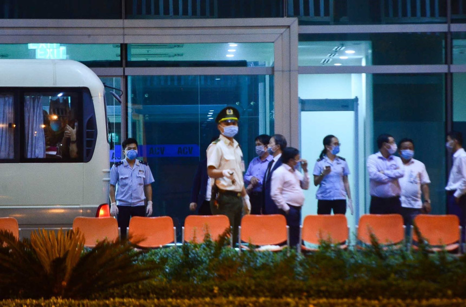 Lực lượng an ninh, cán bộ y tế được tăng cường ở Sân bay Quốc tế Đà Nẵng để làm các thủ tục và kiểm tra sức khỏe cho các hành khách Hàn Quốc. (Ảnh: Văn Dũng/TTXVN)