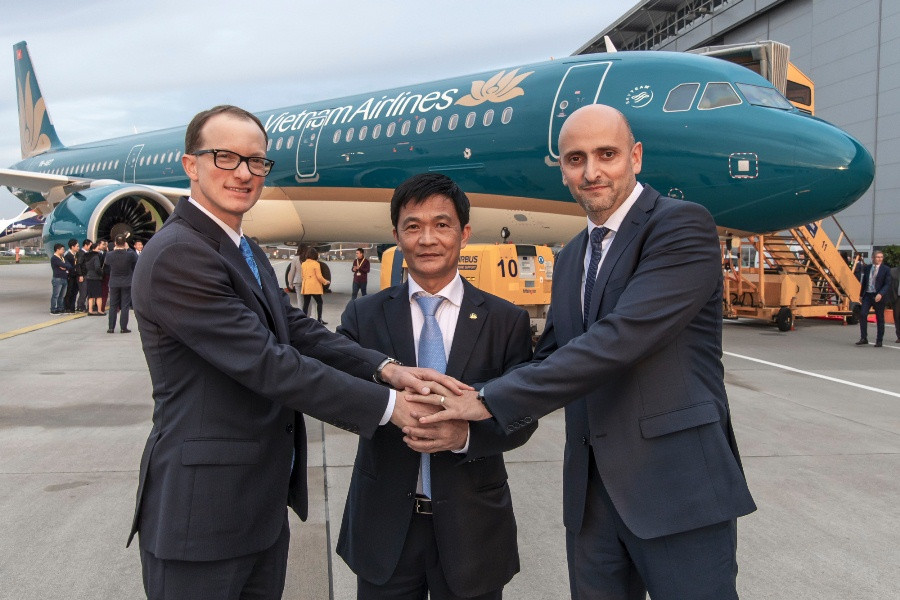 Phó Tổng giám đốc Nguyễn Thái Trung cùng đại diện nhà sản xuất Airbus chúc mừng chiếc A321neo đầu tiên gia nhập đội bay của Vietnam Airlines. (Ảnh: VNA cung cấp)